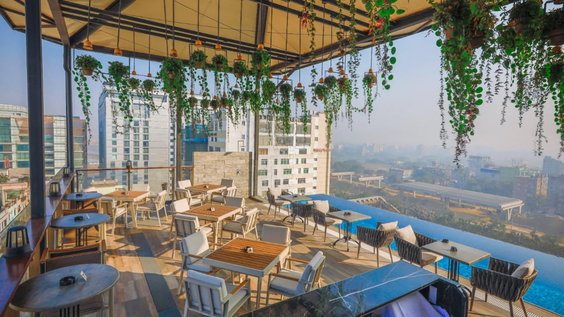 Best Western PLUS Runway in Dhaka - Swimming Pool & Relaxation Area