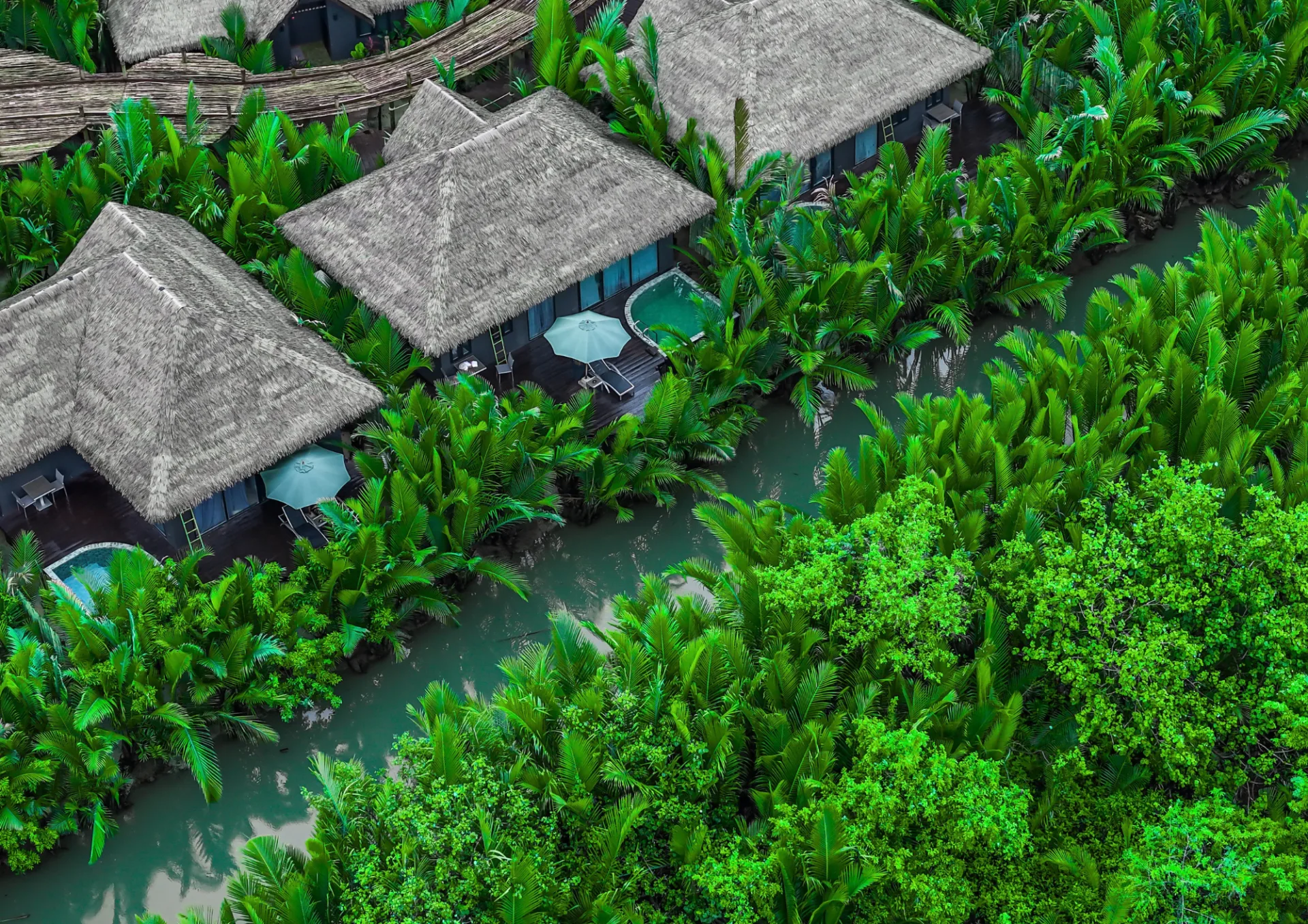 RiverTree Villa & Resort Co., Ltd. in Makprang Village, Kampong Kraeng Commune, Tuek Chhou District, Kampot Province - Luxury Suite Bedroom & Interior